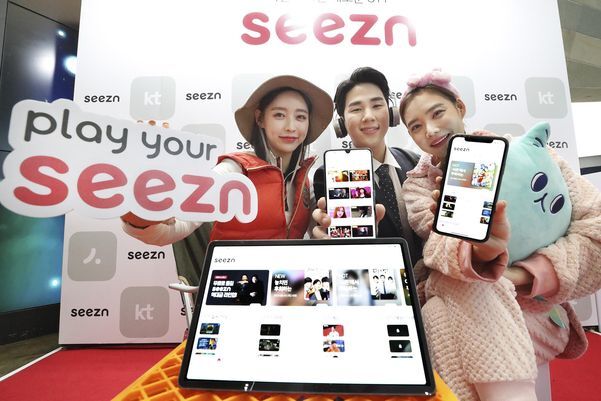 KT 모델들이 새로운 모바일 미디어 서비스 ‘Seezn(시즌)’을 소개하고 있다.