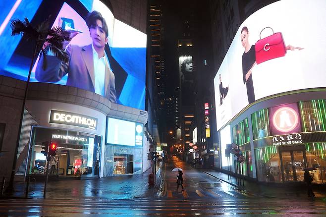 홍콩 센트럴 쇼핑 거리의 야경.
