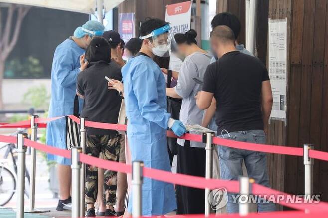 12일 오전 서울 송파구보건소 선별진료소에서 시민들이 검사 순서를 기다리고 있다. ⓒ연합뉴스