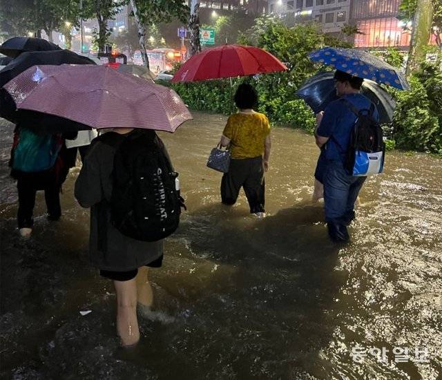 8일 서울에 내린 폭우로 강남구 지하철 2호선 삼성역 주변이 침수되면서 인도와 차도가 거대한 물바다로 변했다. 곽도영 기자 now@donga.com