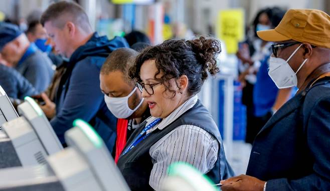 미국 캘리포니아주 로스앤젤레스(LA) 공항 국제선 터미널에서 승객과 항공사 직원들이 코로나19 예방 마스크를 쓰고 있다. 연합뉴스 제공