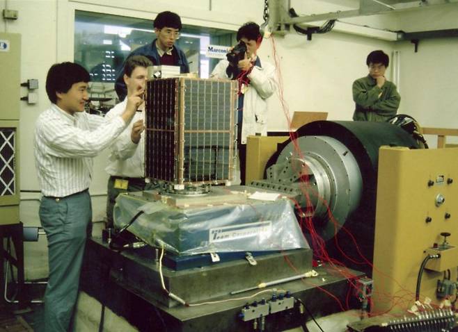 KAIST 인공위성연구센터 연구팀이 한국의 첫 인공위성 '우리별 1호' 진동시험을 진행하고 있다. KAIST 제공