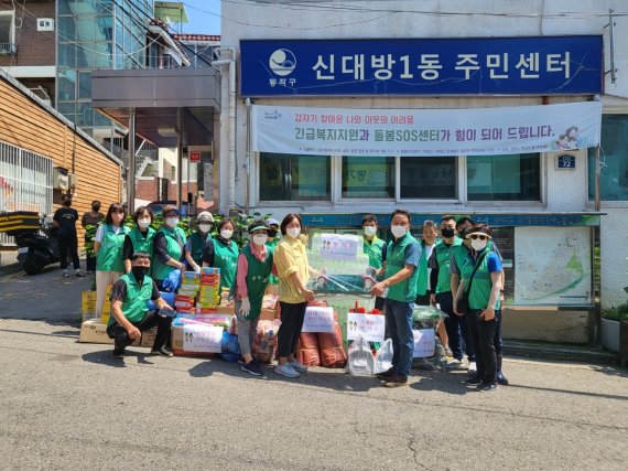 최영수 대구시 새마을회장(앞줄 오른쪽)이 12일 서울 동작구를 찾아 수해 복구활동 물품을 지원했다. 사진=대구시 새마을회 제공