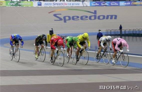광명스피돔에서 경륜선수들 결승선 향해 질주. 사진제공=국민체육진흥공단