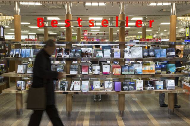 서울 종로구 교보문고 앞을 한 시민이 지나가고 있다. <한겨레> 자료사진