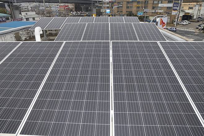 에스케이 박미주유소 ‘에너지 슈퍼스테이션’에 설치된 태양광 시설. 에스케이이노베이션 제공
