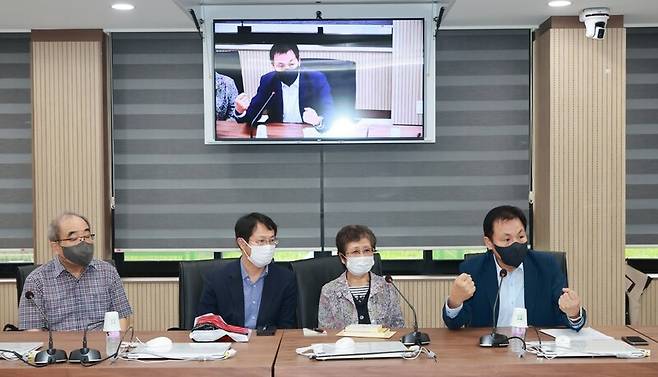 우쓰미 아이코 게이센여학원대학 명예교수(오른쪽 둘째)가 11일 전남대학교를 방문해 전범으로 몰린 조선인 강제징용 피해자에 대해 이야기를 하고 있다.전남대 제공