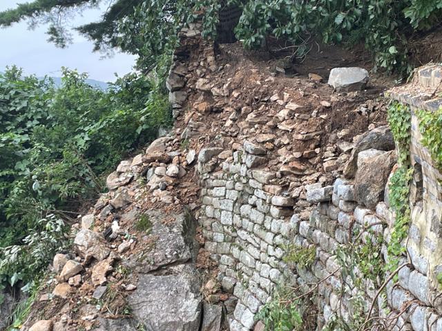 지난 8일부터 이어진 기록적인 집중호우에 유네스코 세계문화유산이자 국가사적 제57호인 남한산성 성벽 일부가 붕괴돼 있다. 경기도 제공