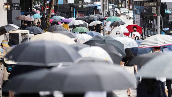 지난 11일 오전 서울 강남구 삼성역 일대에서 시민들이 우산을 쓰고 출근길 발걸음을 옮기고 있다. 뉴스1