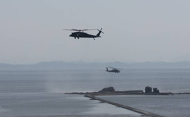 12일 오후 공군 F-4E 전투기가 추락한 경기 화성시 서신면 해상에 군 헬기가 분주하게 오가고 있다. 연합뉴스