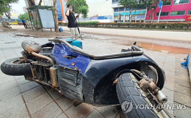 폭우 피해를 입은 오토바이가 넘어져 있는 모습. 연합뉴스