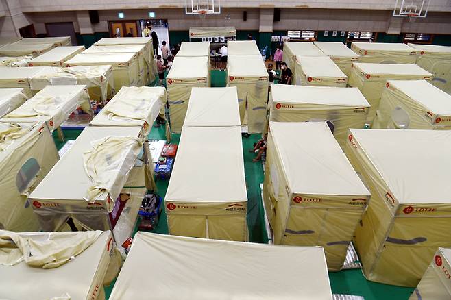 지난 10일 오후 구룡마을 수해 이재민들이 임시대피소로 사용하고 있는 서울 강남구 구룡중학교 체육관에 텐트들이 즐비하게 놓여 있다. |국회사진기자단