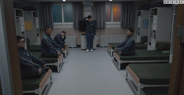 드라마 ‘신병’에서 1생활관 병사들이 점호를 기다리며 앉아있다. 시즌 제공