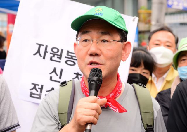 주호영 국민의힘 비상대책위원장이 지난 11일 수해 복구 자원봉사를 위해 방문한 오전 서울 동작구 사당동에서 발언하고 있다. 주 위원장은 12일 김성원 의원에 대한 징계 가능성을 시사했다. 연합뉴스