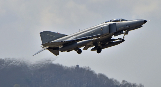 제10전투비행단 소속 F-4E 전투기가 지난 2019년 이륙하고 있는 모습. 사진은 기사와 직접적인 관련이 없음. 뉴시스