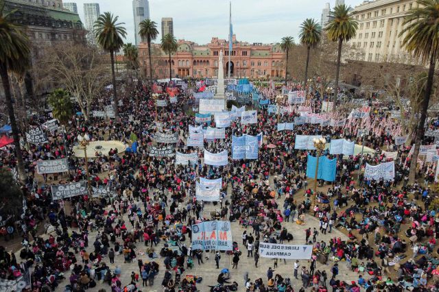 아르헨티나의 사회단체 회원들이 10일(현지시간) 수도 부에노스아이레스의 대통령궁과 경제부 청사 앞에서 임금과 일자리 개선, 신임 경제장관과의 대화를 요구하며 시위를 벌이고 있다. 아르헨티나는 수년 동안 경제위기가 지속된 여파로 전체 국민의 약 37%가 빈곤 상태에 빠져 있다. AFP연합뉴스
