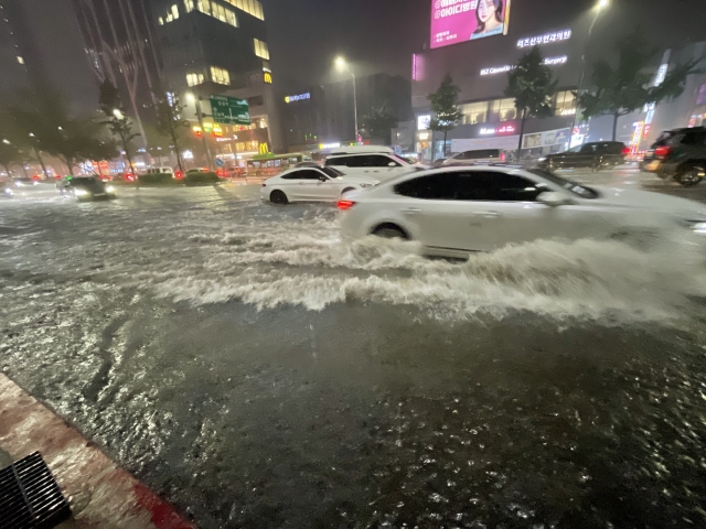 폭우가 내린 8일 밤 서울 강남구 신사역 일대 도로가 물에 잠겨 있다. 연합뉴스