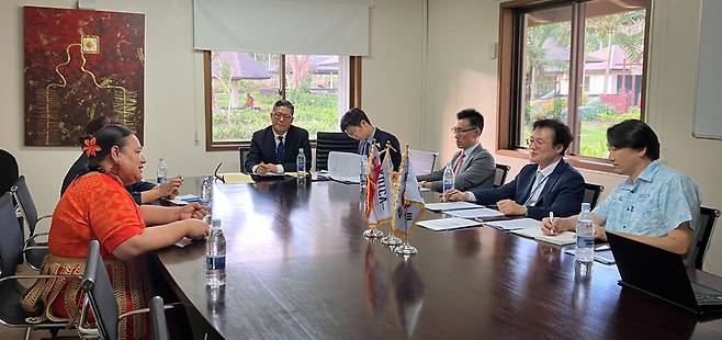 손혁상 코이카 이사장과 코이카 관계자들이 투아이메이아피 통가 경제부 차관(왼쪽 첫번째)과 면담하는 모습 / 사진 = 코이카 제공