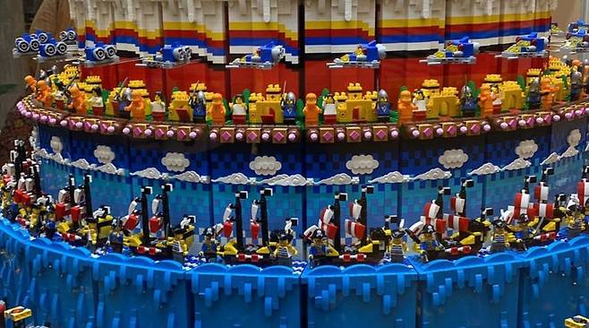 장난감 제조회사 레고가 창립 90주년을 맞아 제조·공개한 9단 레고 블록 케이크 /사진=ABC 뉴스 캡처