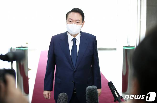 (서울=뉴스1) 오대일 기자 = 윤석열 대통령이 12일 오전 용산 대통령실 청사에서 열린 출근길 문답(도어스테핑)에서 취재진의 질문에 답하고 있다. 2022.8.12/뉴스1 Copyright (C) 뉴스1. All rights reserved. 무단 전재 및 재배포 금지.