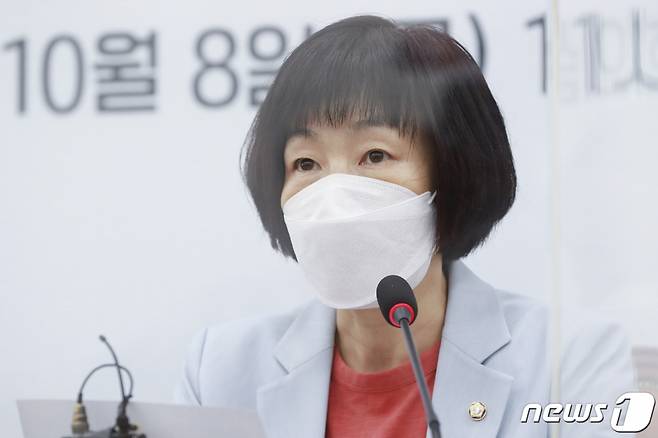 (서울=뉴스1) 이동해 기자 = 최연숙 국민의당 대선기획단장이 8일 오전 서울 여의도 국회에서 열린 제1차 대선기획단 회의에서 모두발언을 하고 있다. 2021.10.8/뉴스1