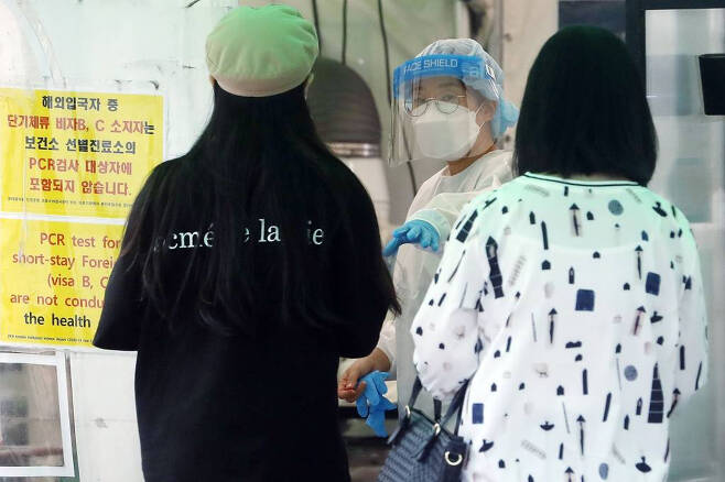 12일 서울 서대문구 보건소 선별진료소를 찾은 시민들이 코로나19 검사 안내를 받고 있다./사진=뉴시스