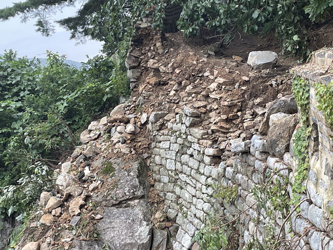 지난 8일부터 이어진 기록적인 집중호우에 유네스코 세계문화유산이자 국가사적 57호인 남한산성 성벽 일부가 붕괴돼 있다. 경기도청 제공