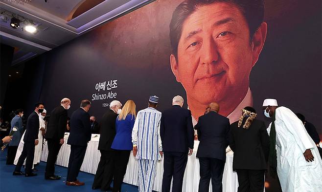 ‘서밋 2022&리더십 콘퍼런스‘에서 각국 정상·지도자들이 지난달 유세 중 총격 사건으로 사망한 아베 신조 전 일본 총리를 추모하는 헌화를 하고 있다. 서상배 선임기자