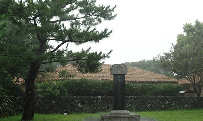 ‘세한도’에 그려진 모습을 재현한 제주 추사관.