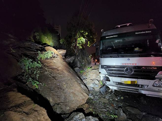 낙석사고 - 전북 군산시 해망동의 한 야산에서 바위가 굴러 떨어져 주차된 차량을 덮쳤다(전북소방본부 제공)