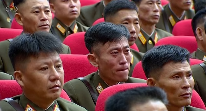 지난 10일 평양에서 열린 전국비상방역총화회의에서 김정은 북한 국무위원장의 ‘고열’ 소식을 듣자 눈물을 흘리는 간부들 로이터 연합뉴스