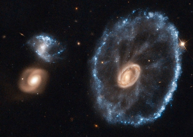 과거 허블우주망원경이 포착한 수레바퀴 은하. 사진=ESA Hubble & NASA