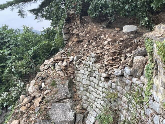지난 8일부터 내린 집중호우로 세계문화유산이자 사적인 남한산성 성벽 일부가 붕괴됐다. 경기도 제공