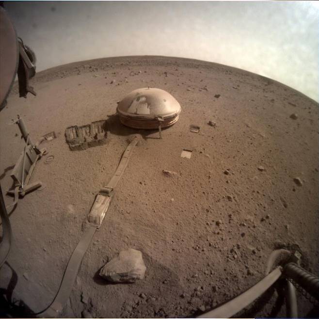화성 적도 인근에 착륙한 인사이트호가 설치한 지진계  [NASA/JPL-Caltech 제공/ 재판매 및 DB 금지] photo@yna.co.kr
