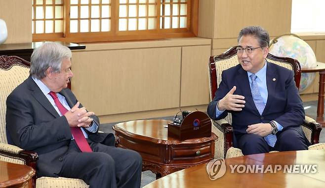 박진 외교부 장관, 유엔 사무총장과 회담 (서울=연합뉴스) 박진 외교부 장관이 12일 정부서울청사 외교부 대접견실에서 안토니우 구테흐스(Antonio Guterres) 유엔(UN) 사무총장과 회담하고 있다. 2022.8.12 [공동취재] photo@yna.co.kr