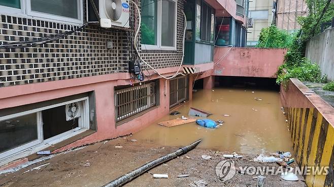 일가족 3명이 참변을 당한 반지하  폭우로 인해 반지하층이 침수된 서울 관악구 부근 한 빌라 모습.[연합뉴스 자료사진]