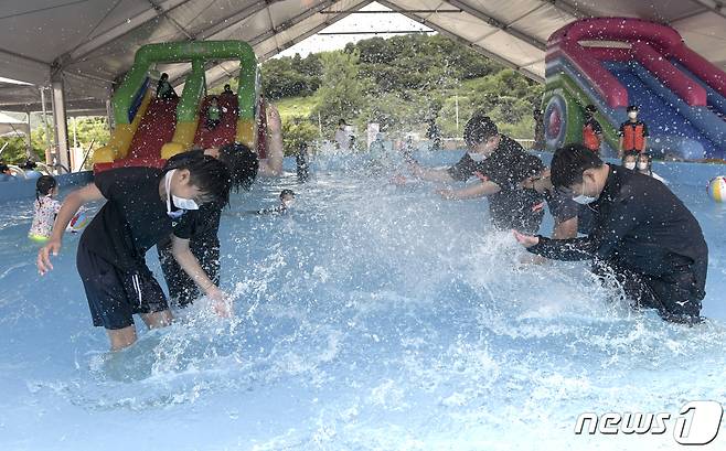 비가 그치고 다시 무더위가 시작된 12일 전북 장수군 누리파크에 설치된 여름 물놀이장을 찾은 어린이들이 더위를 식히고 있다. 2022.8.12/뉴스1 ⓒ News1