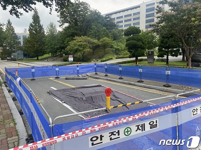 지난 12일 대전 대덕구 한 대학 캠퍼스 안 도로에서 폭 1.5m, 깊이 1.5m 정도의 싱크홀이 발생했다.2022.8.13/뉴스1 ⓒ News1  양상인 기자