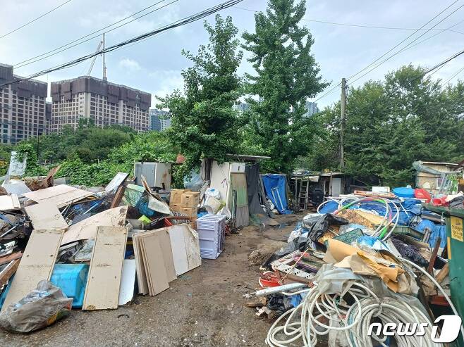 13일 폭우로 인해 침수 피해를 입은 서울 강남구 구룡마을 민가 주변으로 쓰레기더미들이 쌓여있다. 22.08.13/ 뉴스1 ⓒ 뉴스1 임세원 기자
