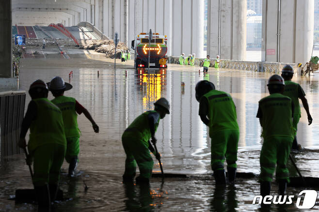 12일 오후 폭우로 인한 한강 수위 상승으로 닷새 동안 양방향이 통제된 서울 잠수교에서 관계자들이 통행 재개를 위한 복구 작업을 하고 있다. 2022.8.12/뉴스1 ⓒ News1 이광호 기자