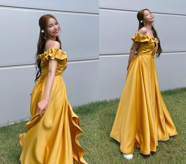 Group MAMAMOO member Sola boasted a lovely visual.Sola posted several photos on her Instagram account on Thursday, with the caption: AM 5:52. This afternoon, 6 p.m. Public.Sola in the photo is wearing a princess off-shoulder dress and shows off her colorful visuals.Solas beautiful beauty, which boasts a pure visual with long hair hanging down, attracts attention.Meanwhile, Sola is appearing on MBCs Late Night Ghost Talks.