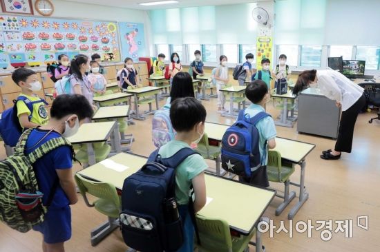 일선 초등학교들이 여름 방학을 맞은 15일 서울 한 초등학교에서 방학식을 마친 학생들이 선생님과 인사를 나누고 있다./강진형 기자aymsdream@