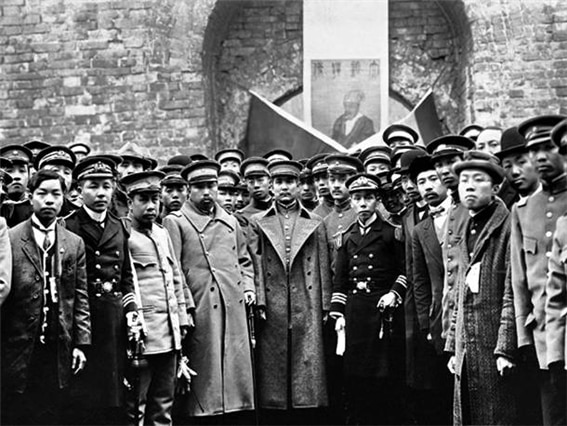 <쑨원(孫文, 1866-1925)과 신해혁명에 참여한 군인들. 1912년 1월 추정. 사진/공공부문>