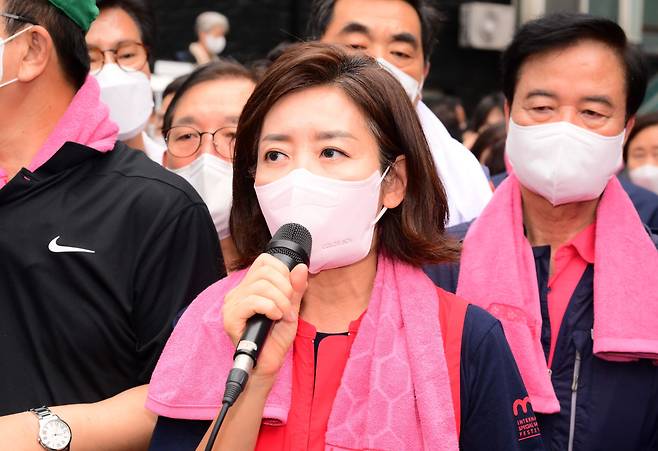 나경원 전 의원이 11일 폭우 피해를 입은 서울 동작구 사당2동 주민센터 앞에서 폭우 피해와 관련 발언을 하고 있다./뉴스1