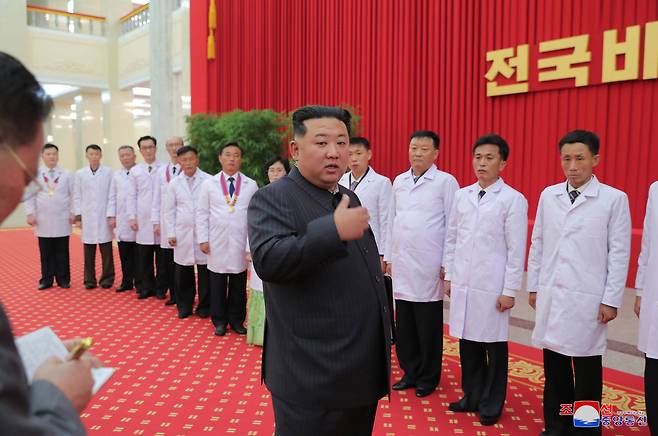 김정은 북한 국무위원장이 10일 전국비상방역총화회의를 주재하고 코로나19 위기가 완전히 해소됐다고 선언했다. /조선중앙통신 홈페이지 캡처