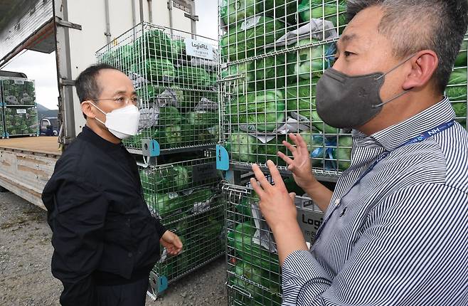 추경호 경제부총리 겸 기획재정부 장관이 13일 강원도 강릉 소재 고랭지 배추밭을 방문해 출하 상황에 대해 강릉 농협 관계자로부터 설명을 듣고 있다. /기재부 제공