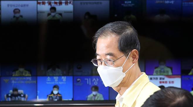 한덕수 국무총리가 지난 12일 서울 종로구 세종대로 정부서울청사에서 열린 집중호우 대처상황 점검회의 및 코로나19 중대본회의에 참석하고 있다. /뉴스1