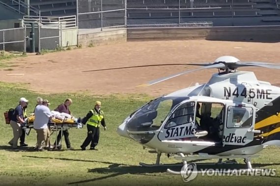 악마의 시로 유명한 영국작가 류수디가 12일(현지시간) 미국 강연 도중 괴한의 피습을 받고 헬리콥터로 인근 병원으로 이송되고 있다. AP 연합뉴스