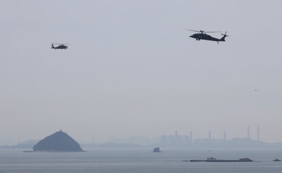 12일 오후 경기 화성시 서신면 서해바다에 공군F-4E 전투기가 추락해 사고 해역 위로 공군 헬기가 수색 작업을 벌이고 있다. 조종사 2명은 무사히 탈출했다. 사진=뉴스1
