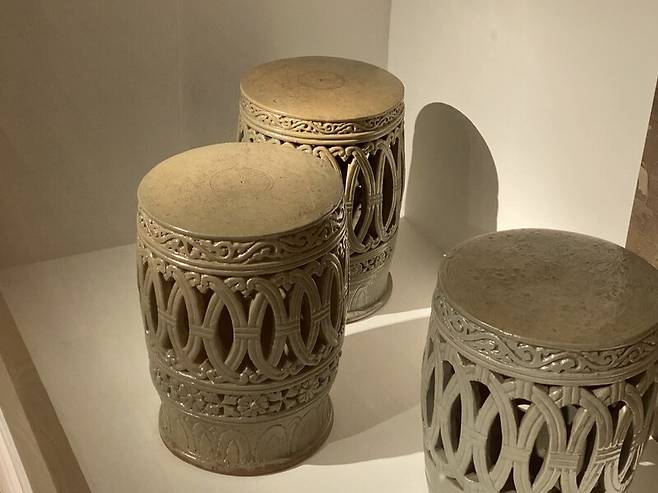 청자 투각 고리무늬 의자, 고려 13~14세기, 보물, 이화여자대학교박물관.